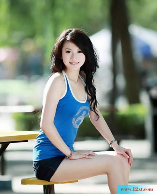 清纯的微笑性感的美腿都能体现出甜美的女人味