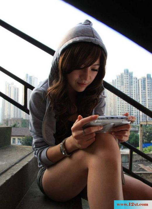 清纯的靓妹户外自拍黑丝袜写真(11P)