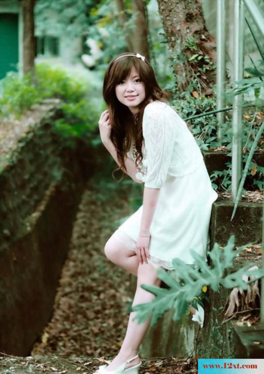 清纯美女小露玉腿有点小性感(10P)