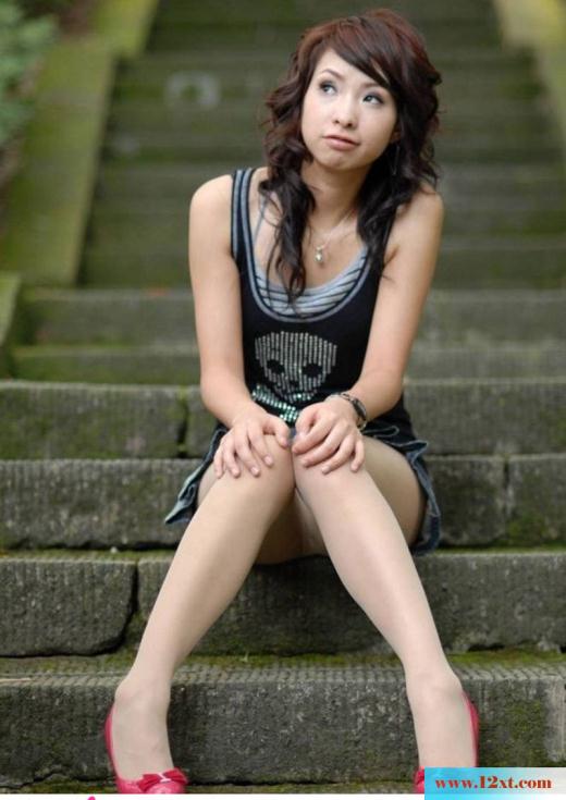 实拍自然景色下丝袜美女(10P)