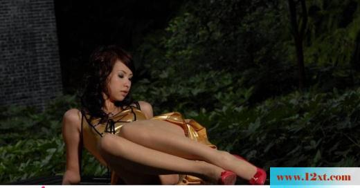 实拍自然景色下丝袜美女(10P)
