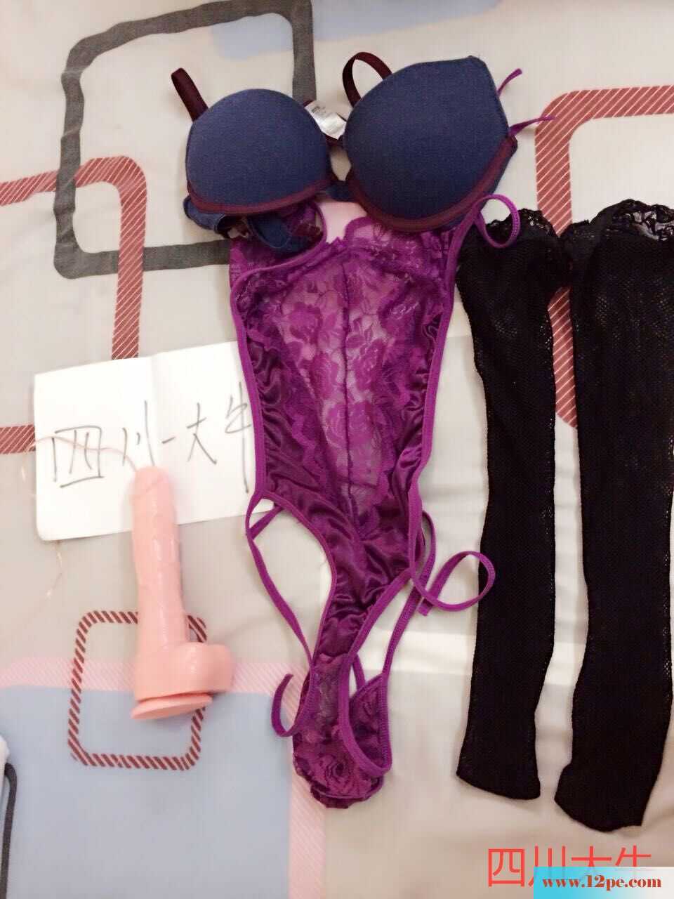 爱吃精液的小淫妻，想尝尝其他味道(24P)
