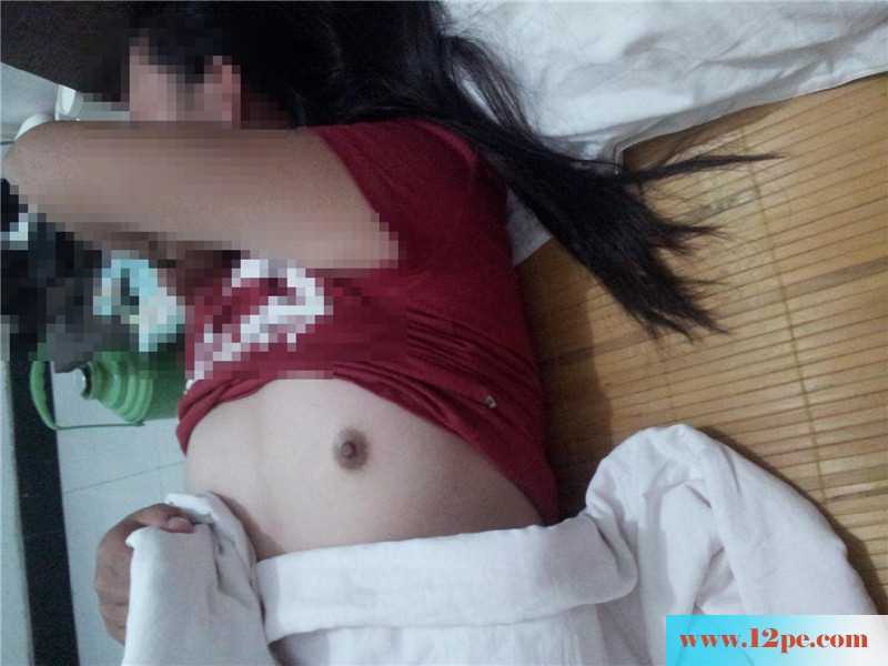 把大一小学妹灌醉拉去开房，还是小处女毛少逼