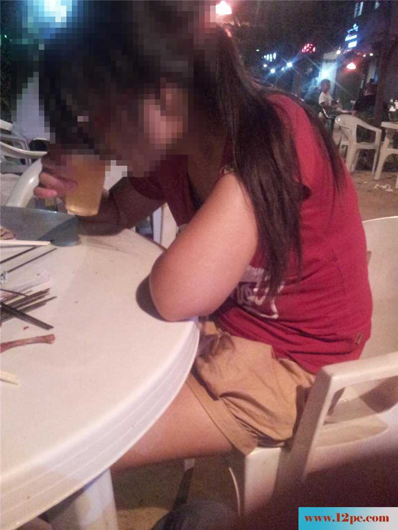 把大一小学妹灌醉拉去开房，还是小处女毛少逼