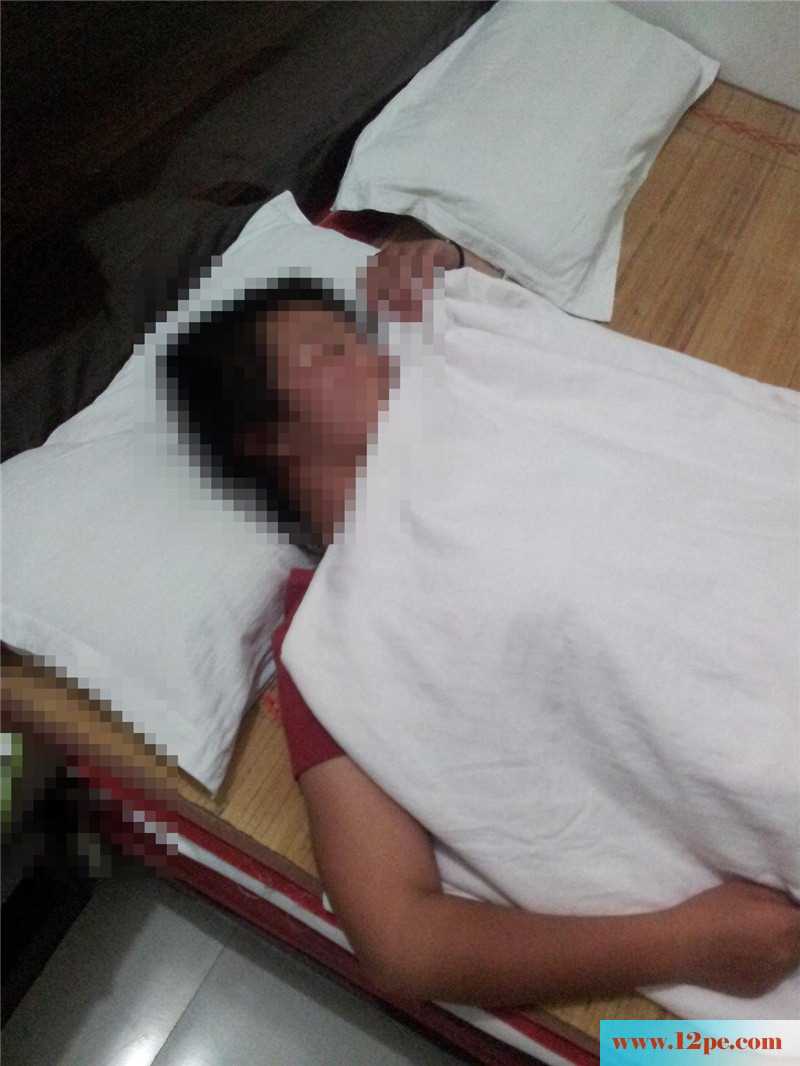 把大一小学妹灌醉拉去开房，还是小处女毛少逼