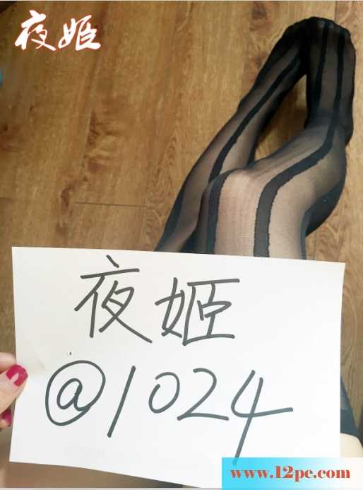第二季，最爱吊带丝袜，内内都勒到小骚穴里面