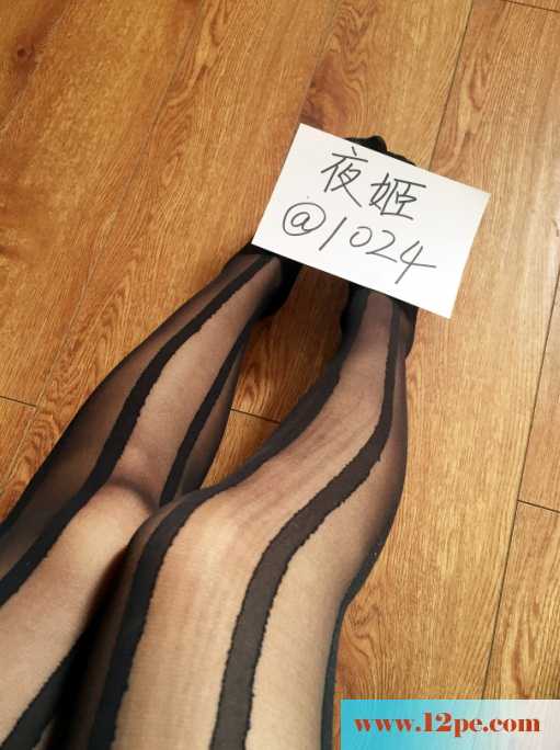 第二季，最爱吊带丝袜，内内都勒到小骚穴里面