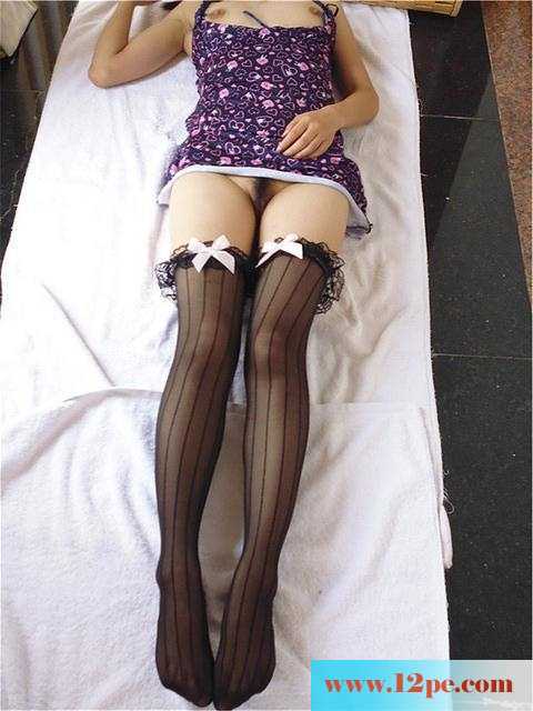 隔壁的美女姐姐，一双长腿加白嫩的咪咪让我好