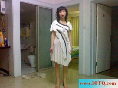 家居少妇在家里喜欢不穿衣服露出奶子说比较爽