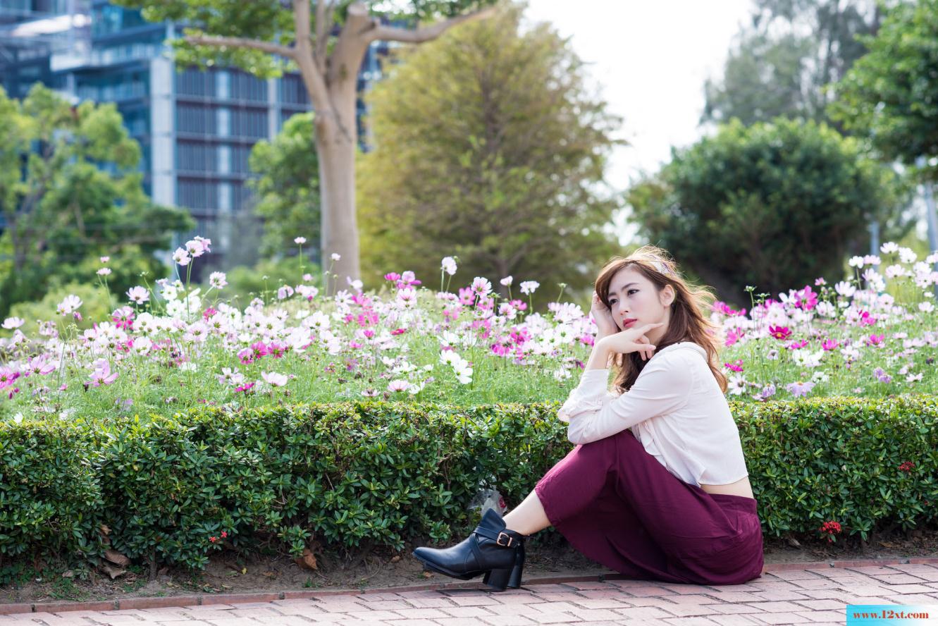 修长身材的女子还有漏背装的婚纱哦