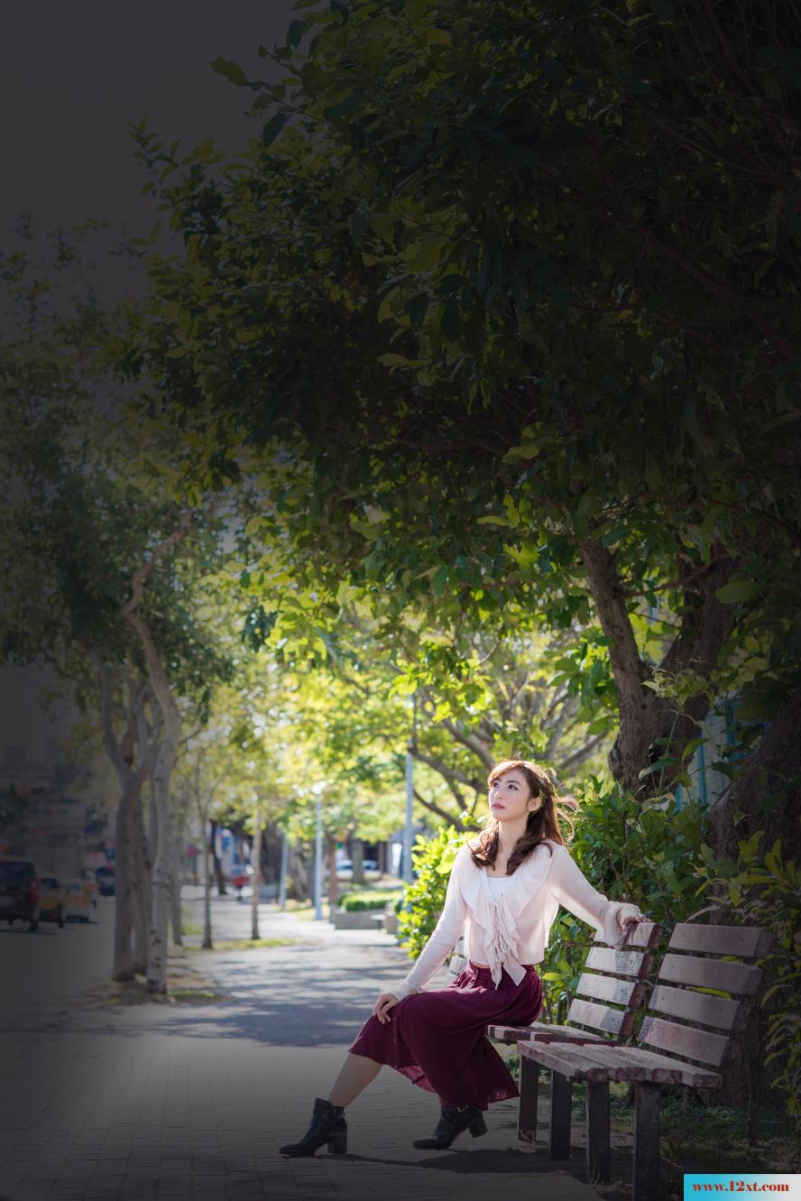修长身材的女子还有漏背装的婚纱哦