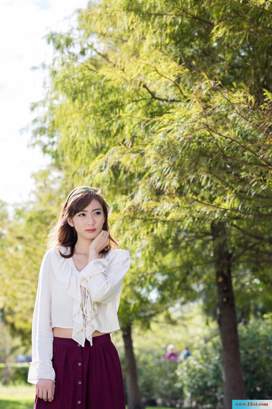 修长身材的女子还有漏背装的婚纱哦