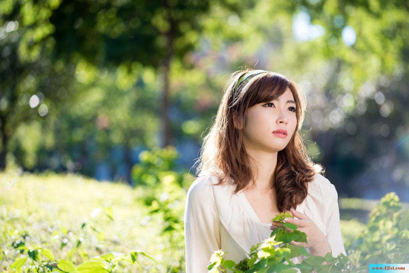 修长身材的女子还有漏背装的婚纱哦