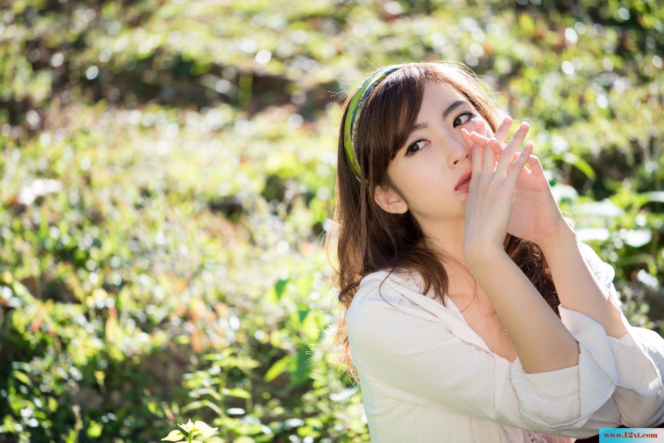 修长身材的女子还有漏背装的婚纱哦