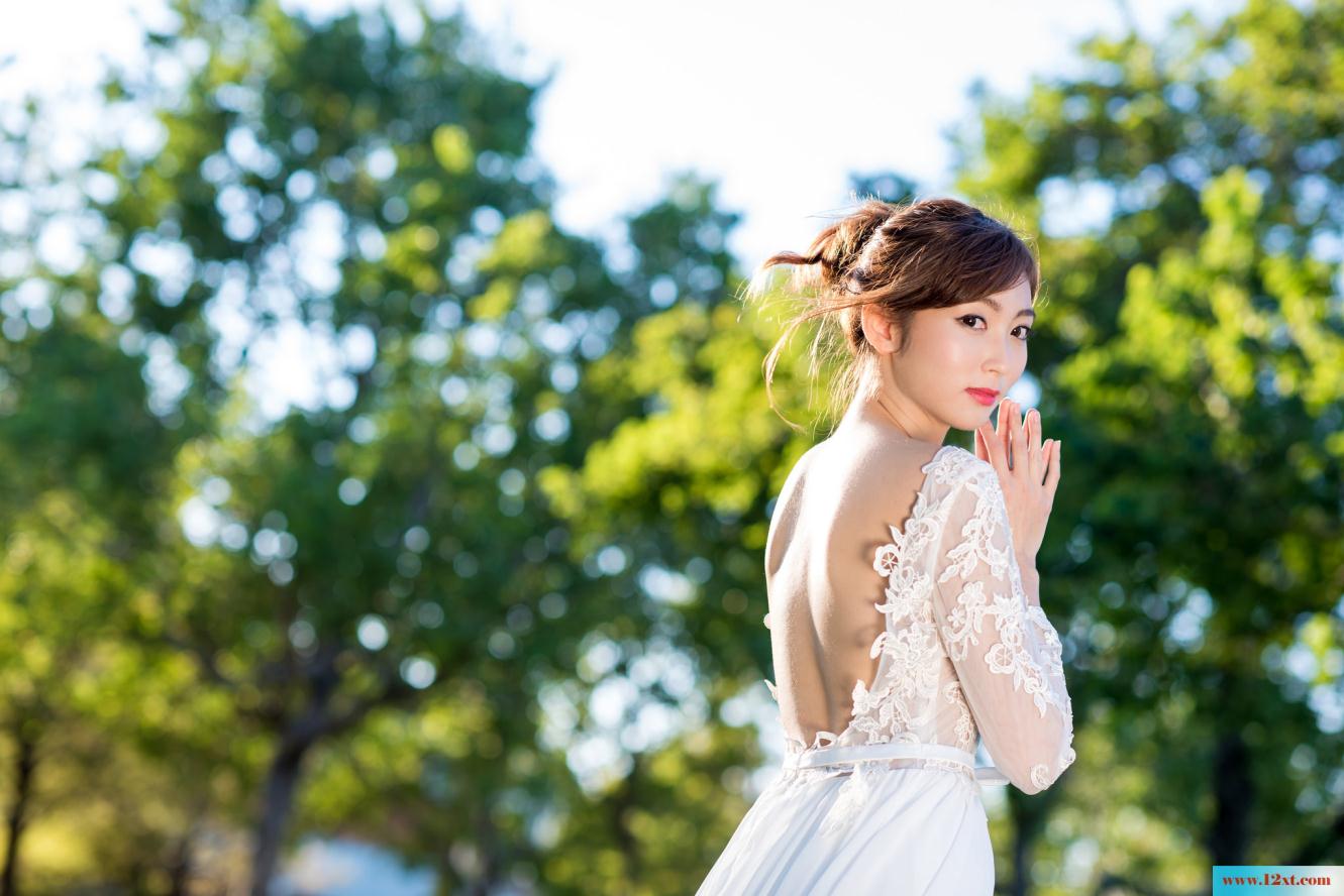 修长身材的女子还有漏背装的婚纱哦