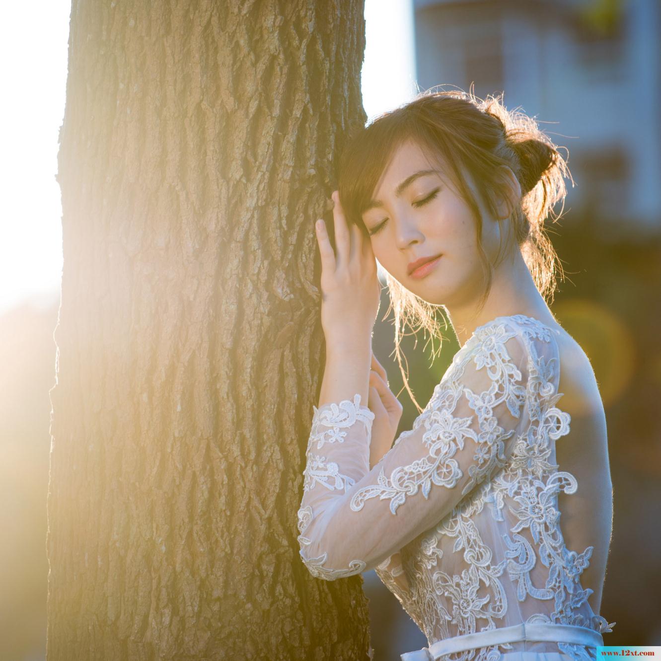修长身材的女子还有漏背装的婚纱哦