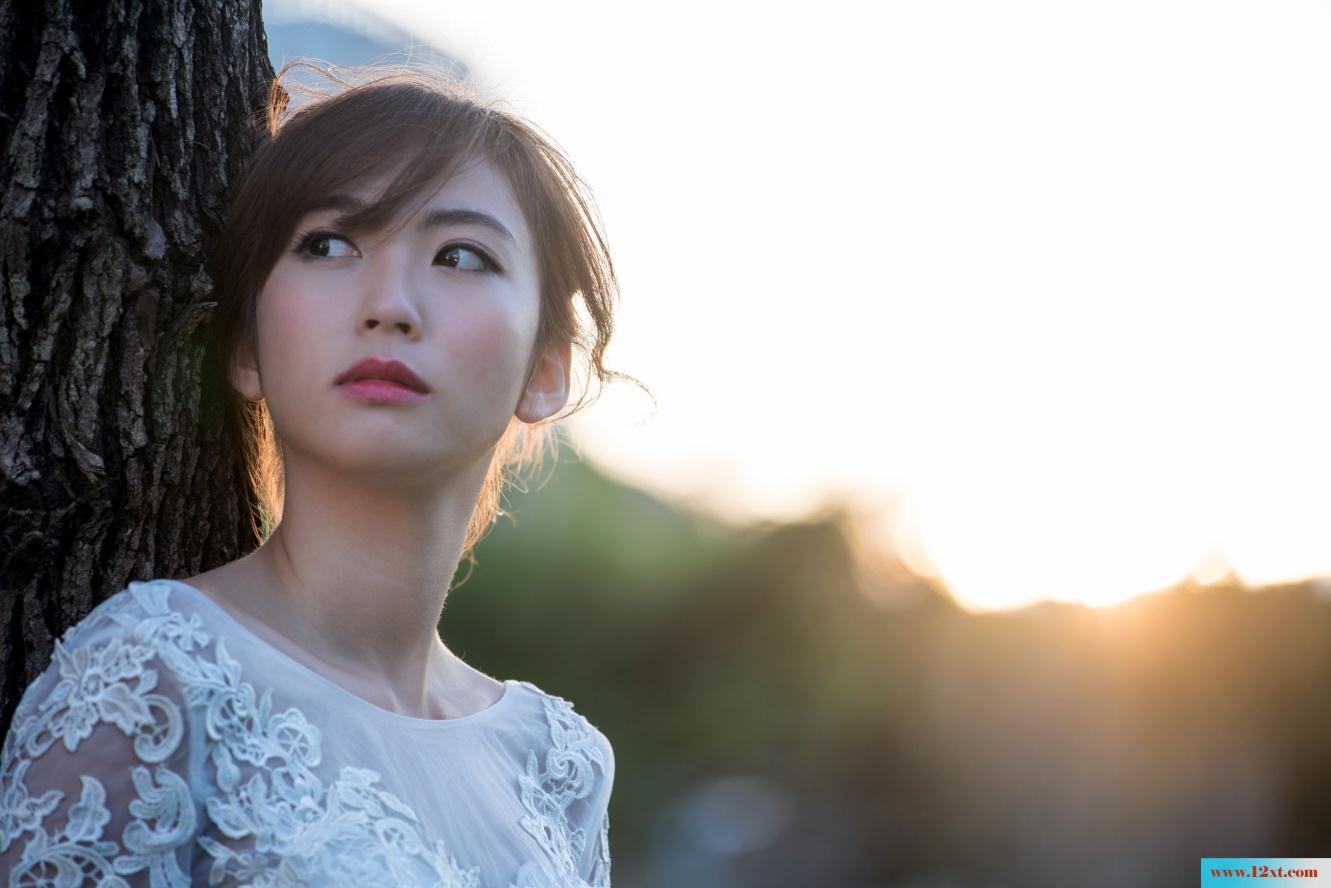 修长身材的女子还有漏背装的婚纱哦