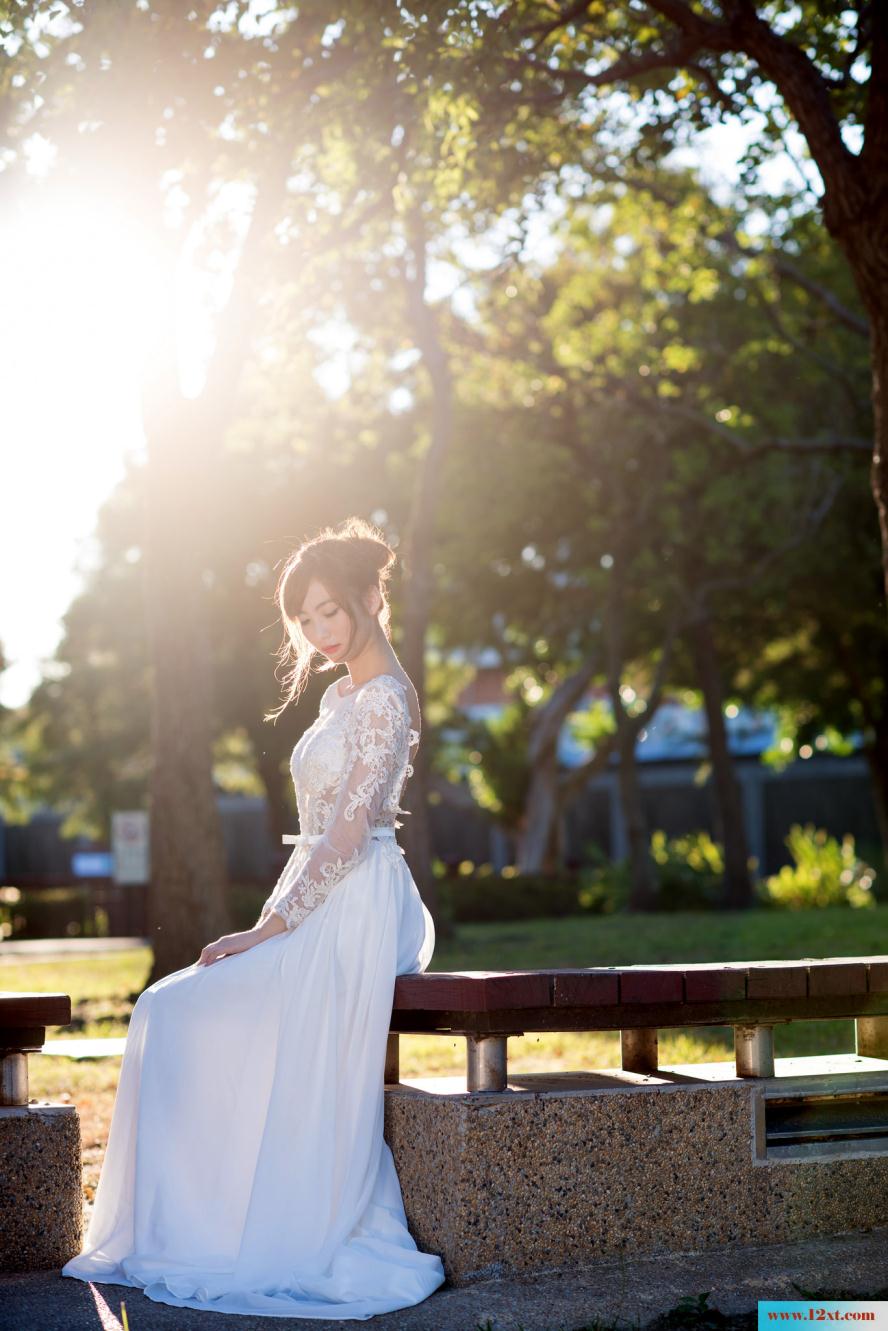 修长身材的女子还有漏背装的婚纱哦
