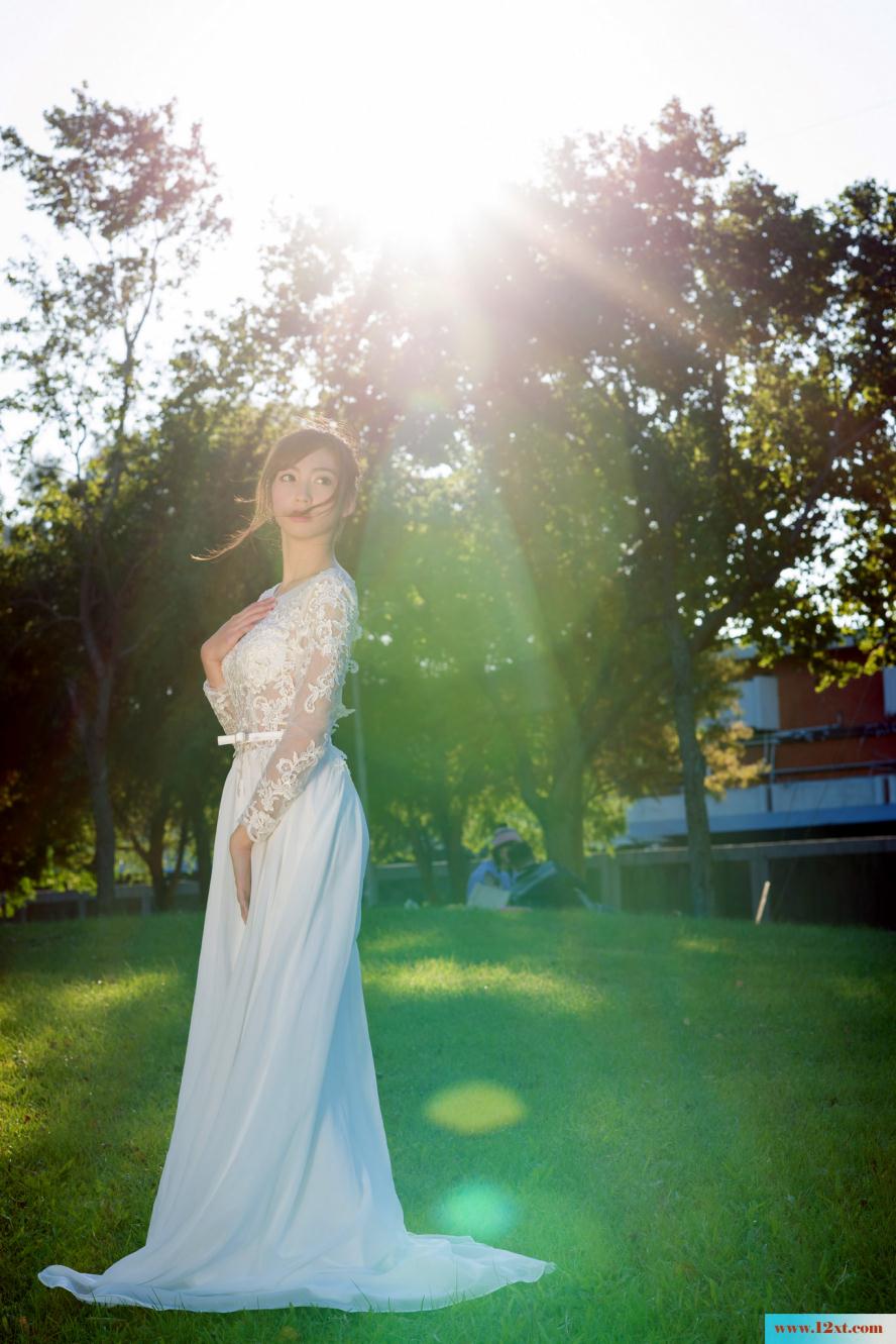 修长身材的女子还有漏背装的婚纱哦