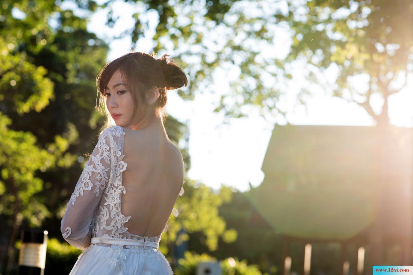 修长身材的女子还有漏背装的婚纱哦