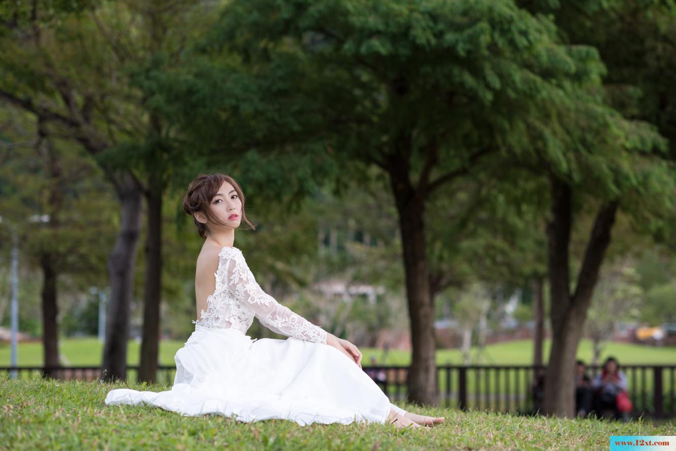 修长身材的女子还有漏背装的婚纱哦