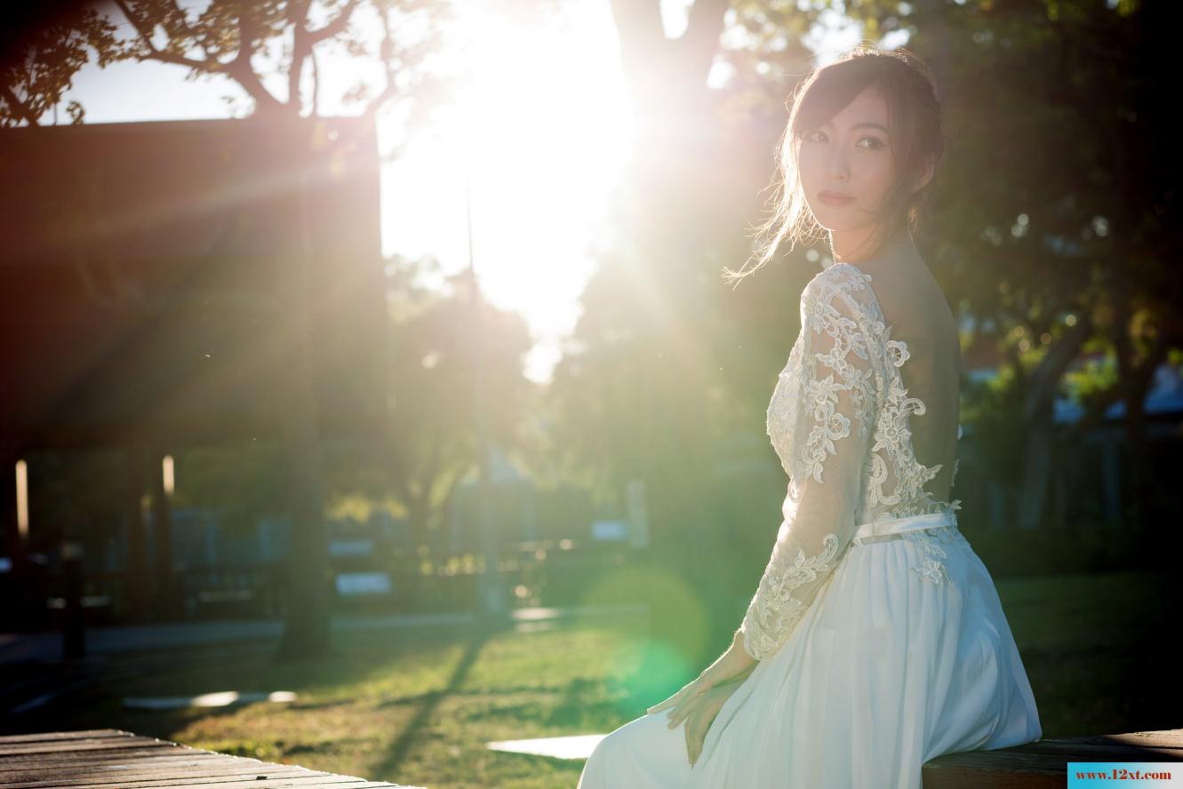 修长身材的女子还有漏背装的婚纱哦
