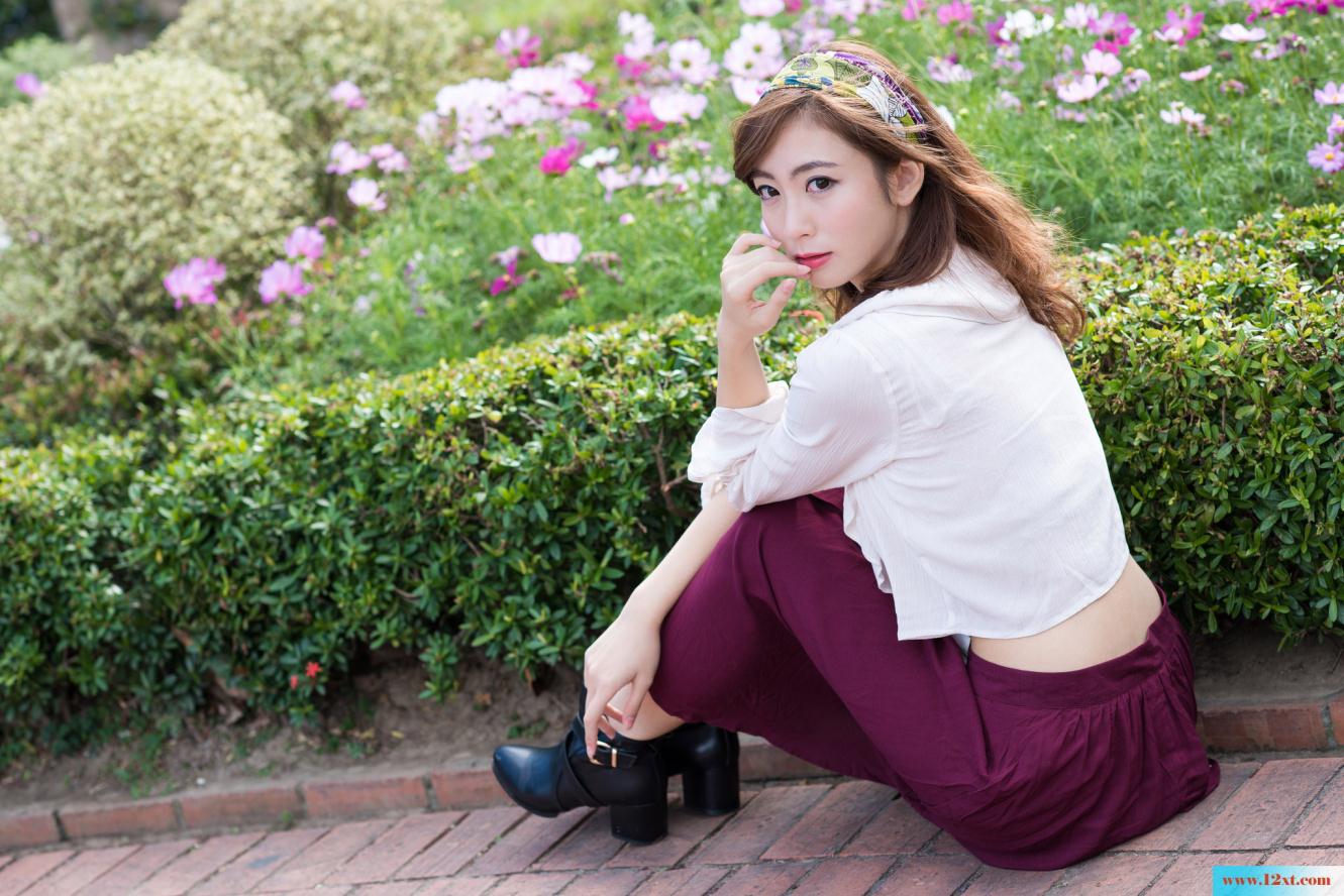 修长身材的女子还有漏背装的婚纱哦