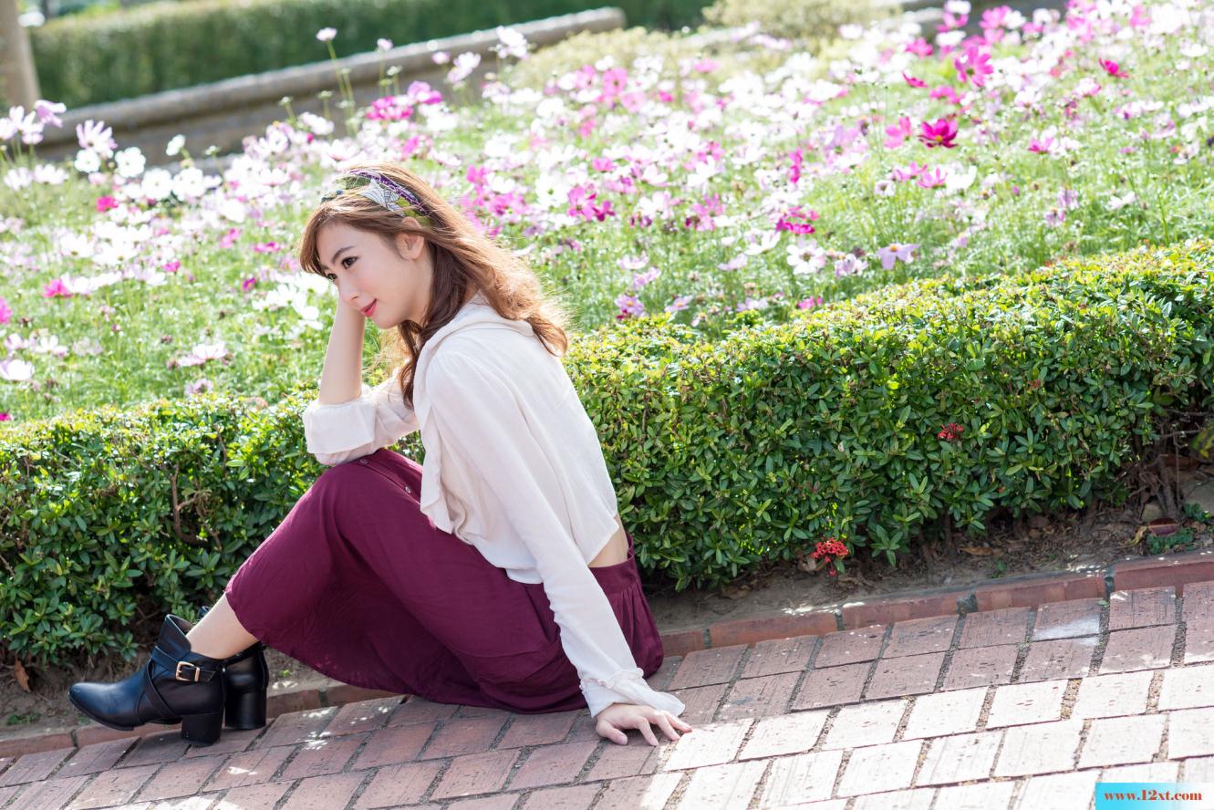 修长身材的女子还有漏背装的婚纱哦