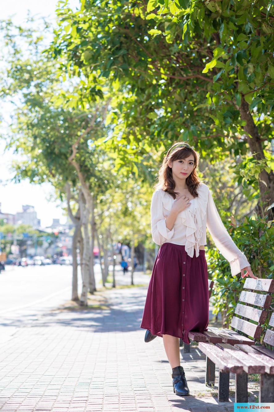修长身材的女子还有漏背装的婚纱哦