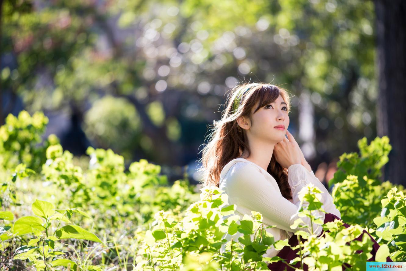 修长身材的女子还有漏背装的婚纱哦