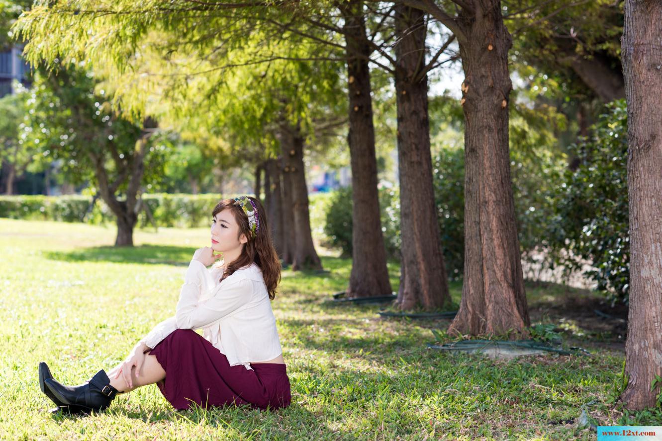 修长身材的女子还有漏背装的婚纱哦