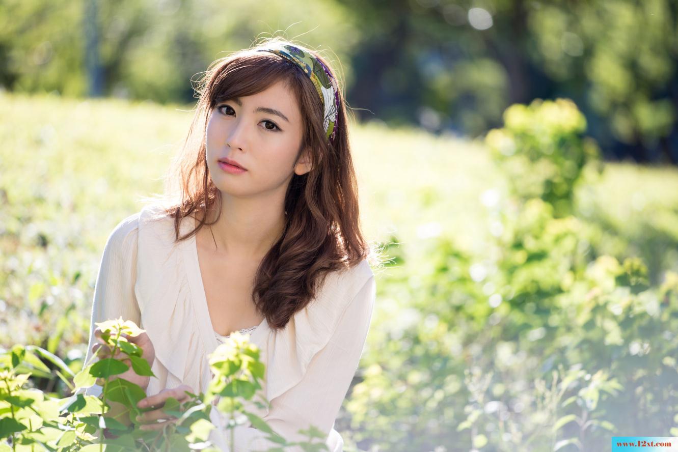 修长身材的女子还有漏背装的婚纱哦