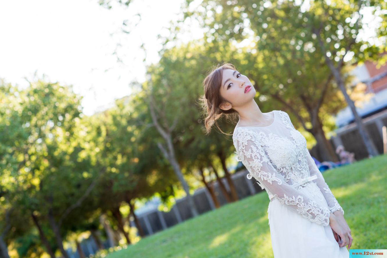 修长身材的女子还有漏背装的婚纱哦