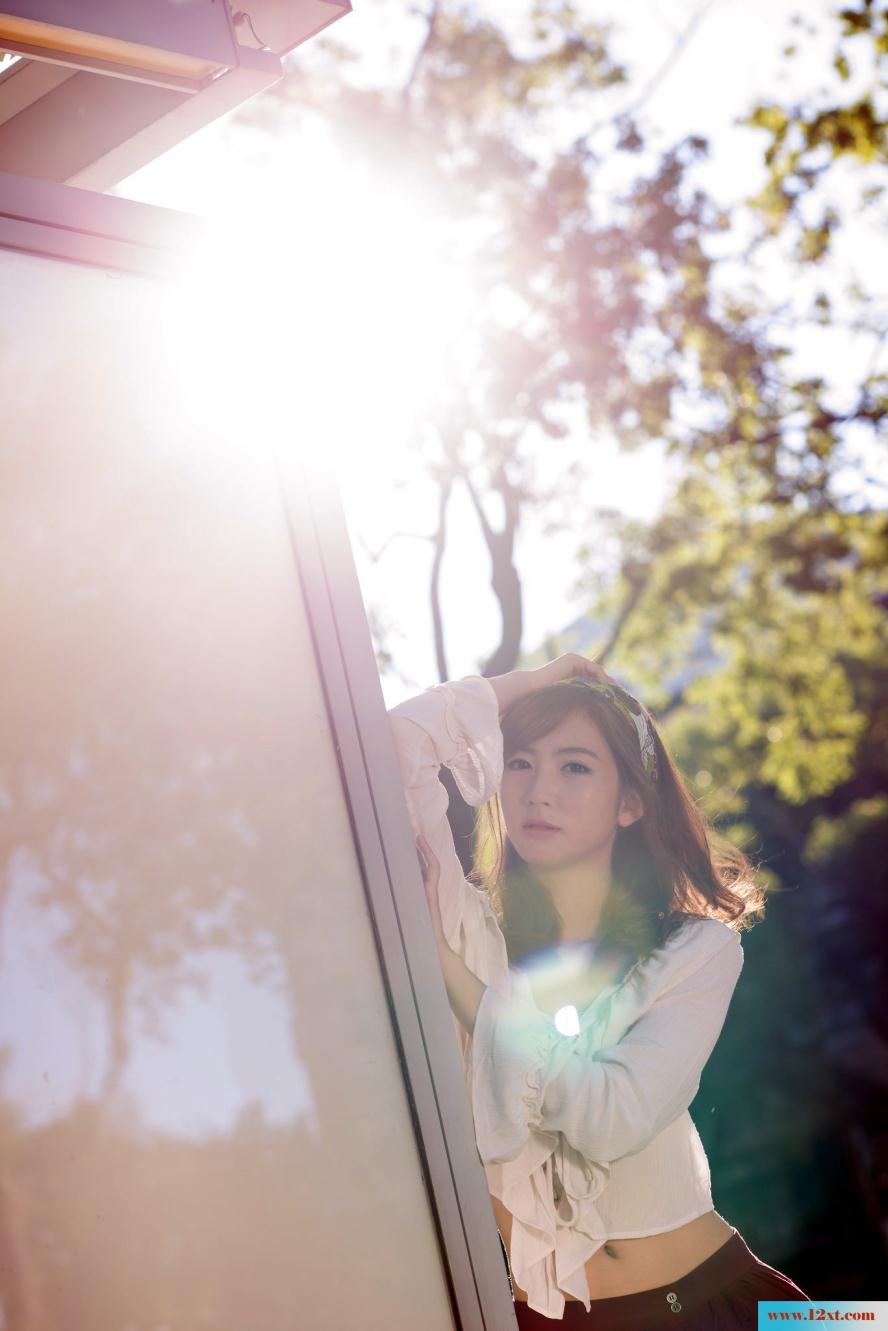 修长身材的女子还有漏背装的婚纱哦