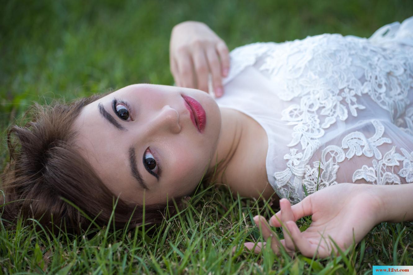 修长身材的女子还有漏背装的婚纱哦