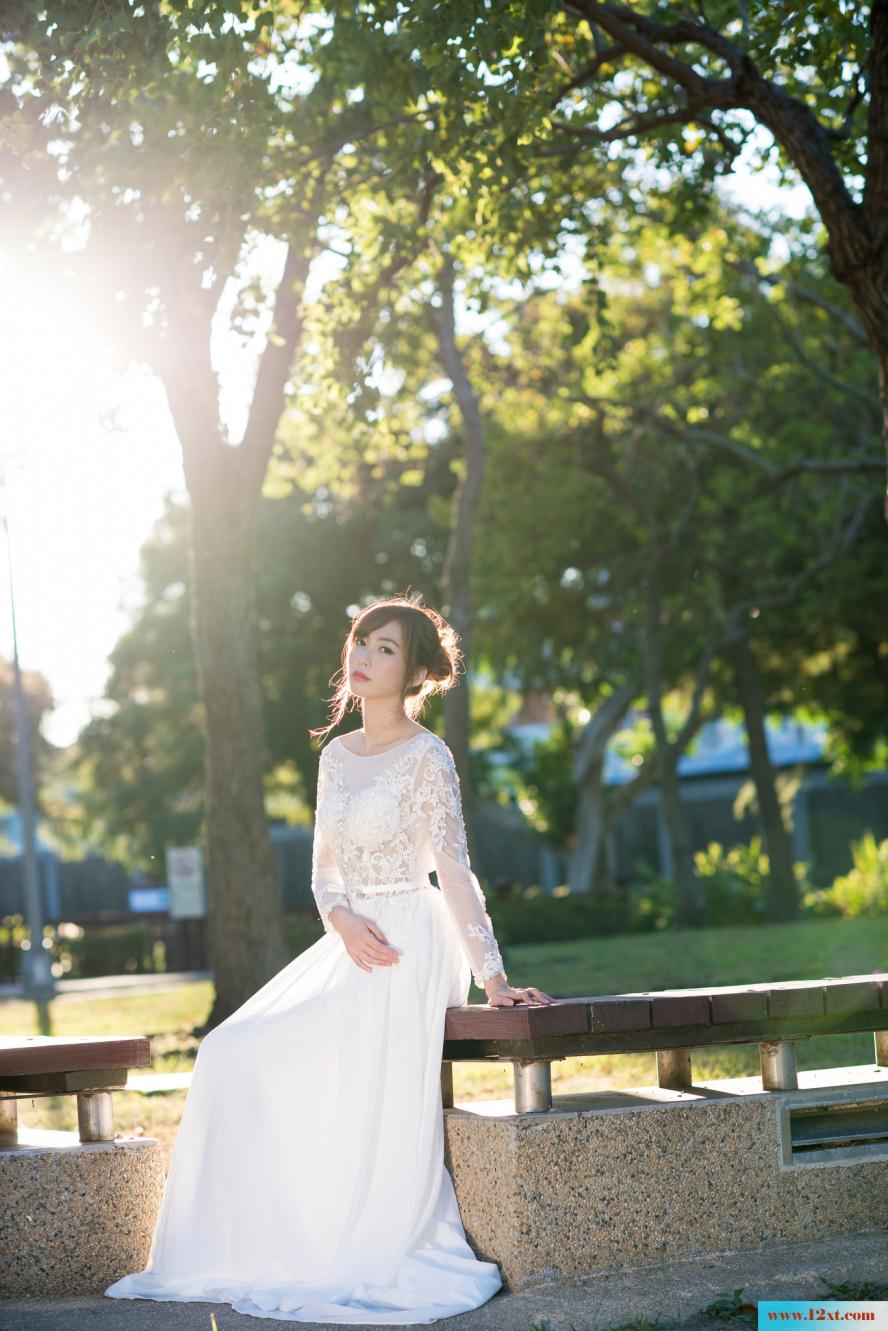 修长身材的女子还有漏背装的婚纱哦