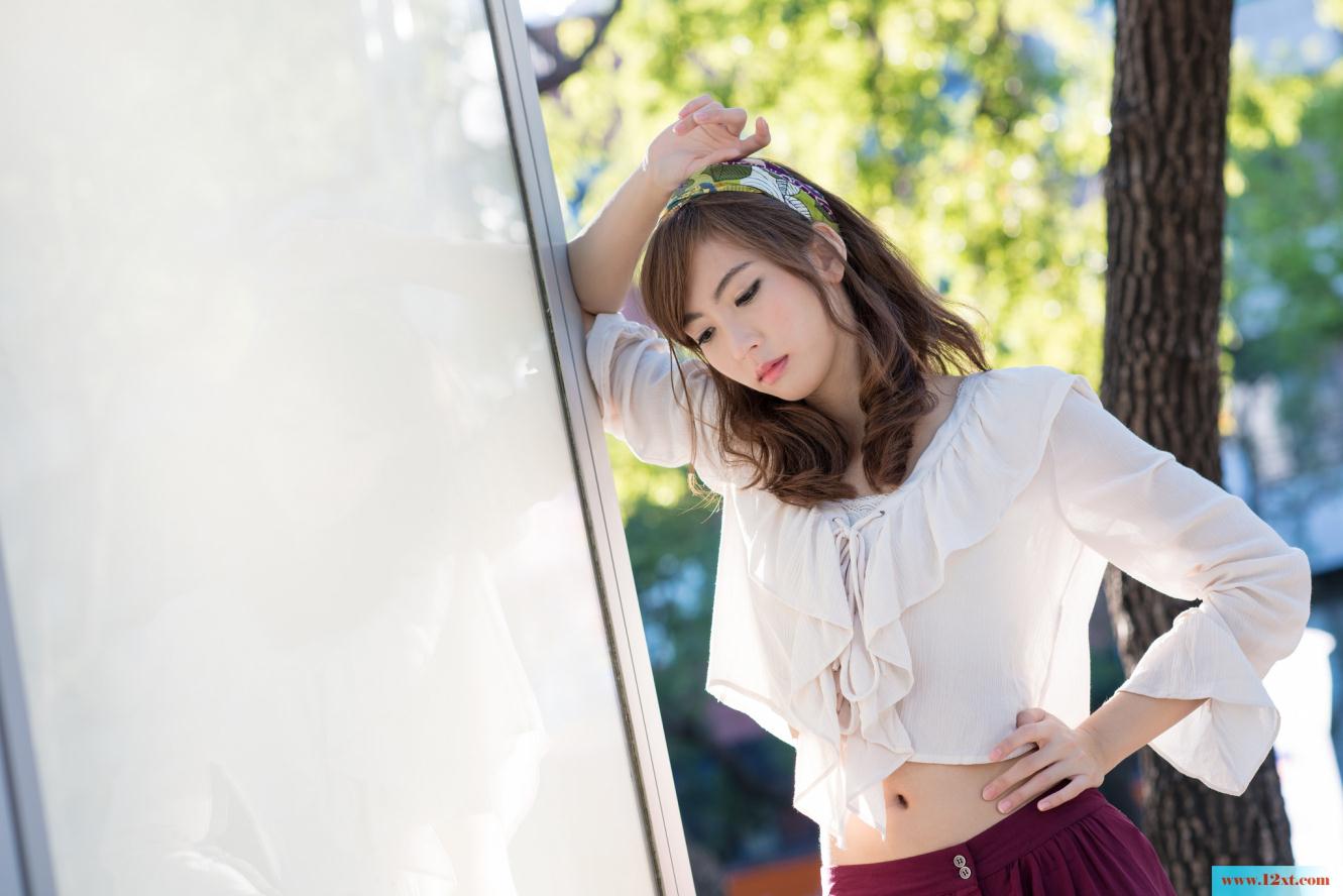 修长身材的女子还有漏背装的婚纱哦