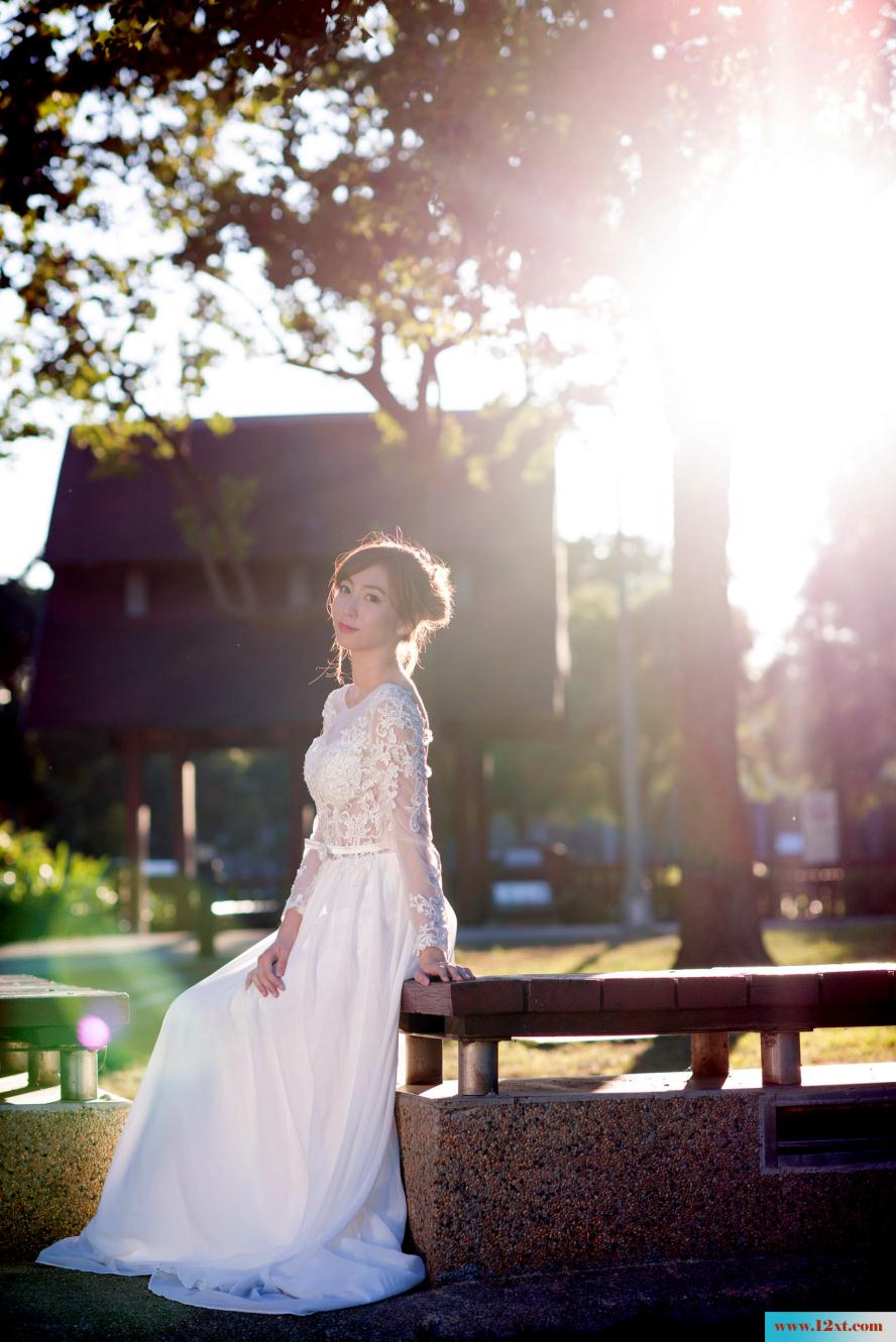 修长身材的女子还有漏背装的婚纱哦