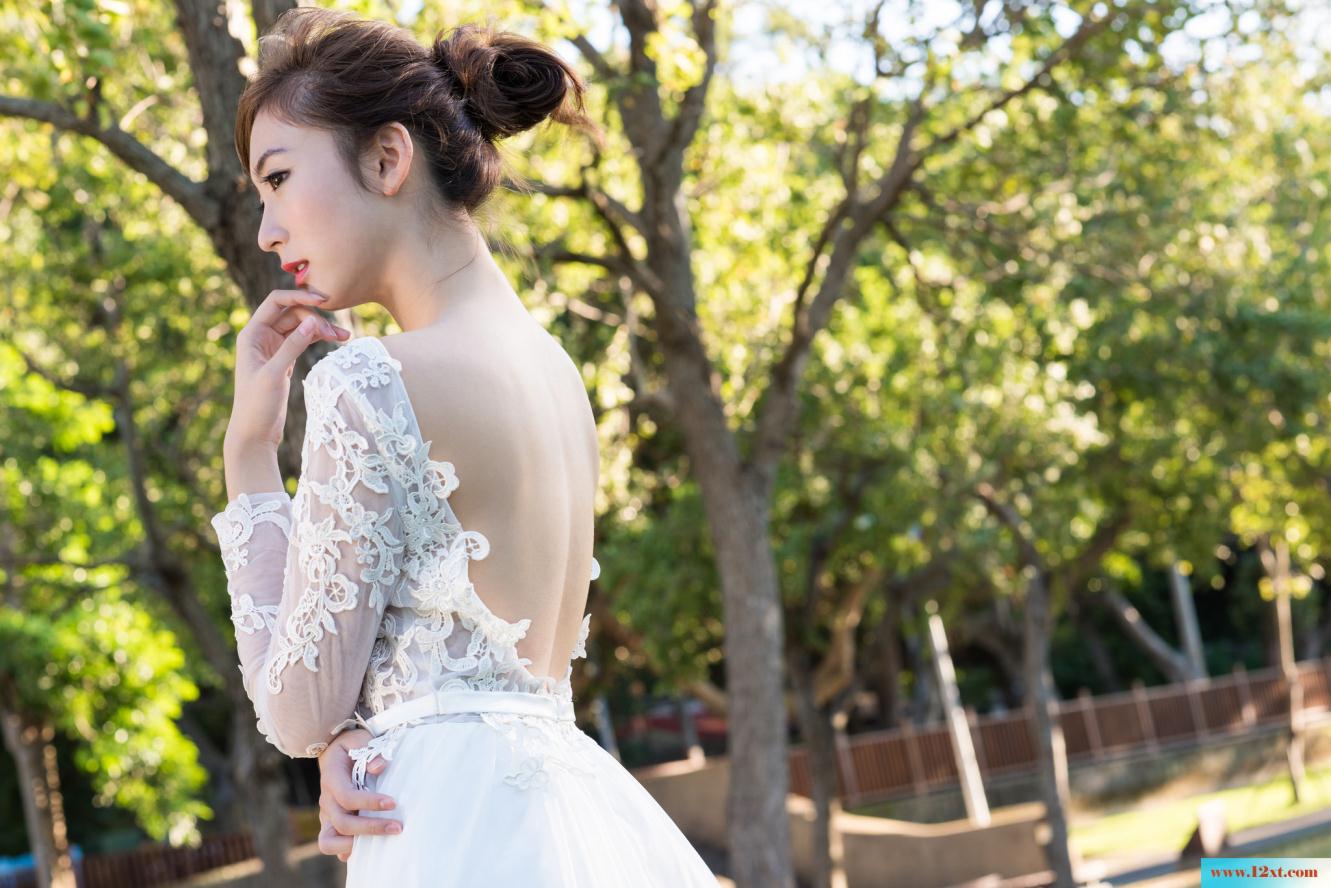 修长身材的女子还有漏背装的婚纱哦
