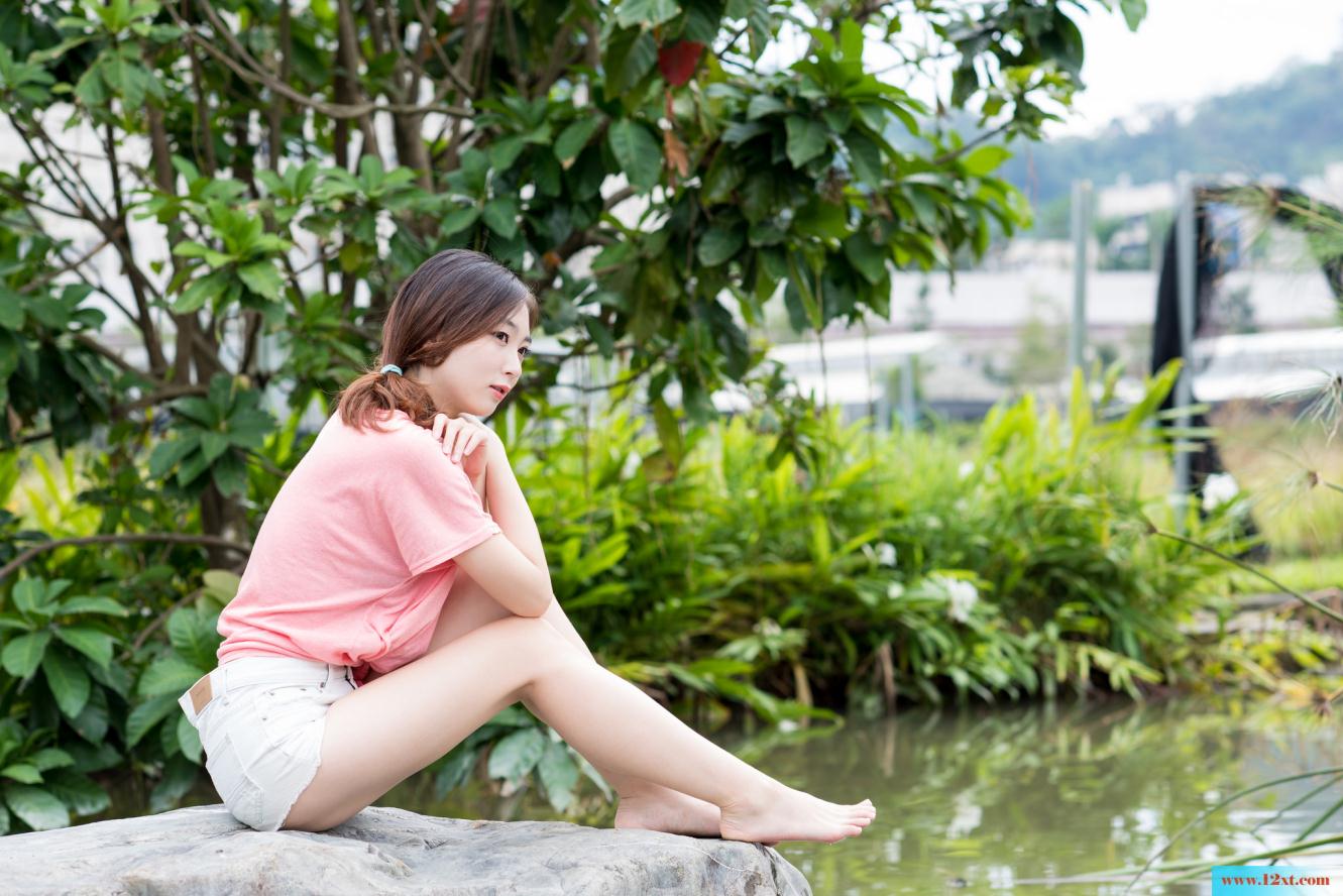 修长身材的女子还有漏背装的婚纱哦