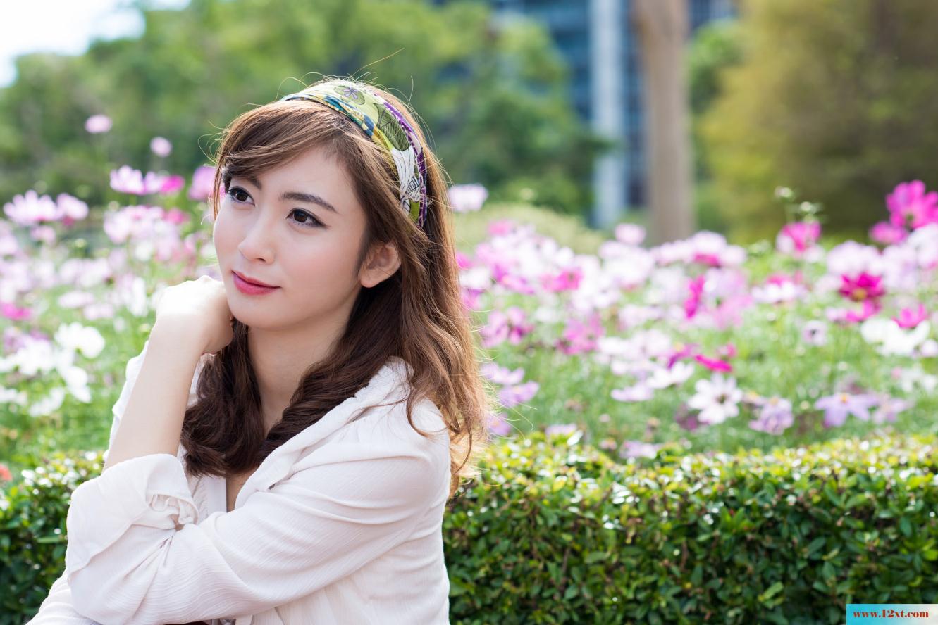修长身材的女子还有漏背装的婚纱哦