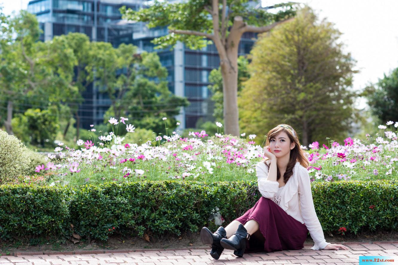 修长身材的女子还有漏背装的婚纱哦