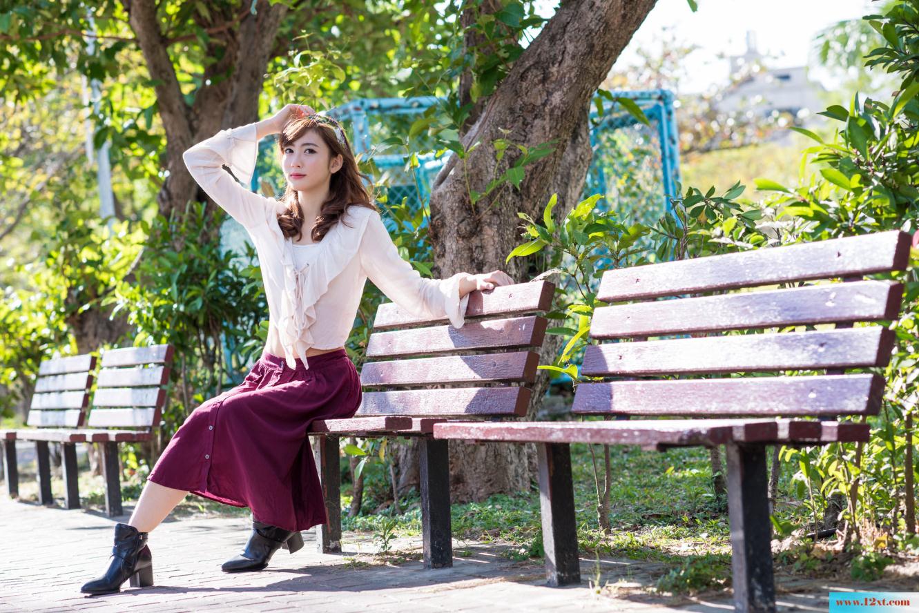 修长身材的女子还有漏背装的婚纱哦