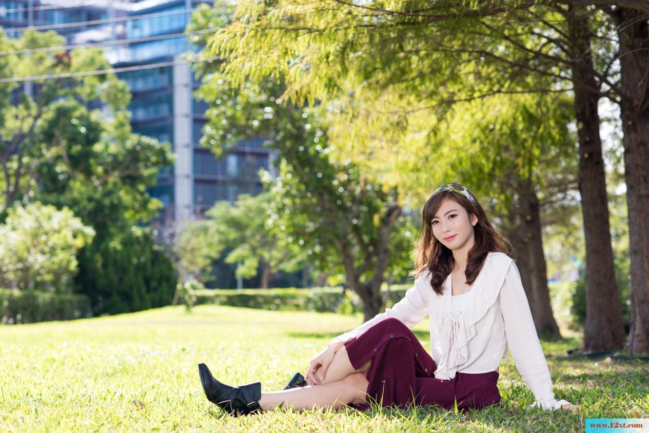 修长身材的女子还有漏背装的婚纱哦