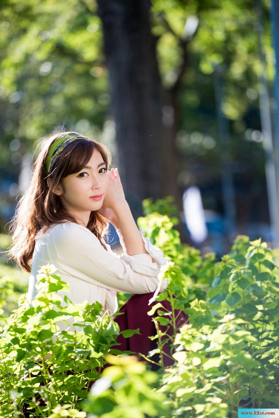 修长身材的女子还有漏背装的婚纱哦