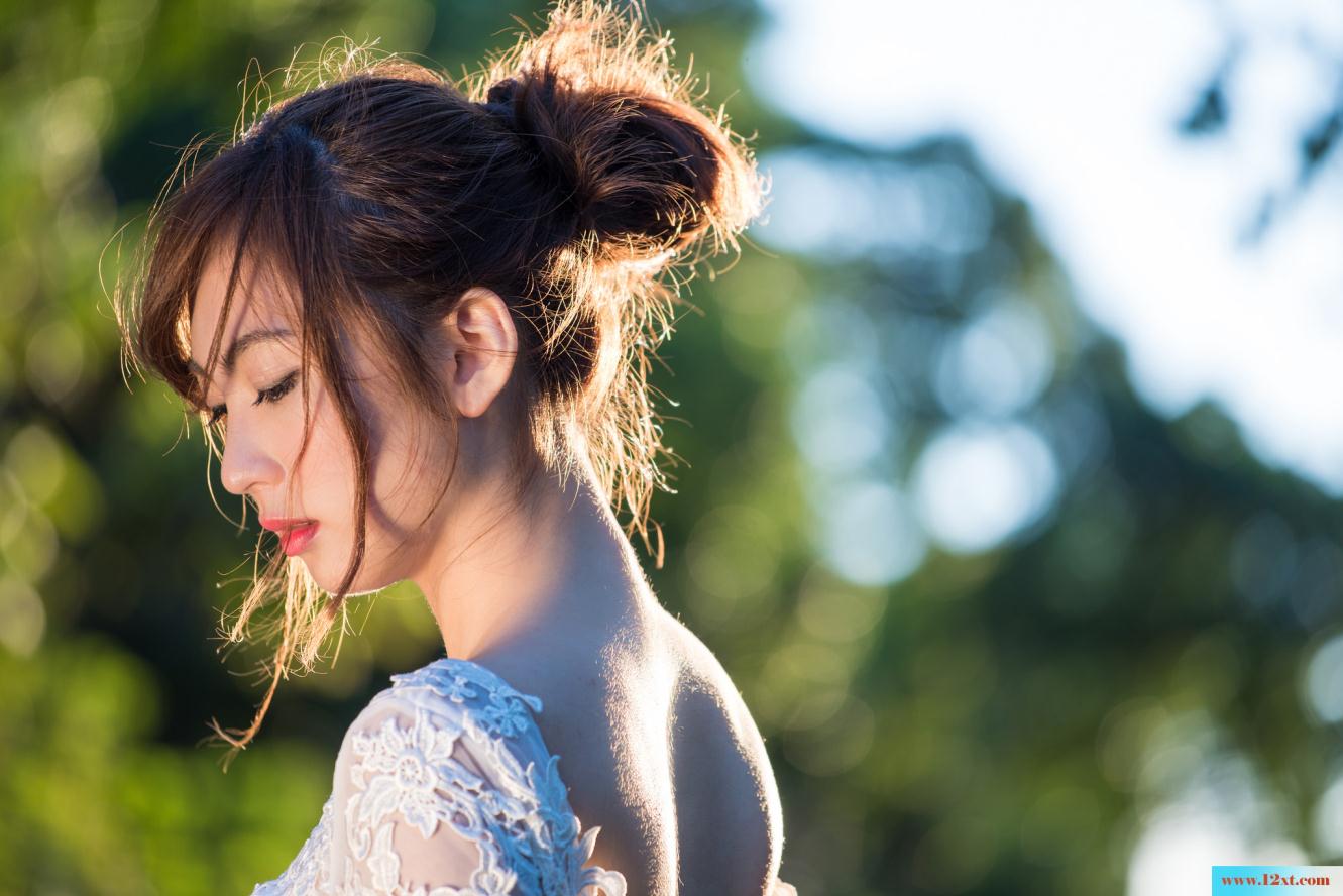 修长身材的女子还有漏背装的婚纱哦