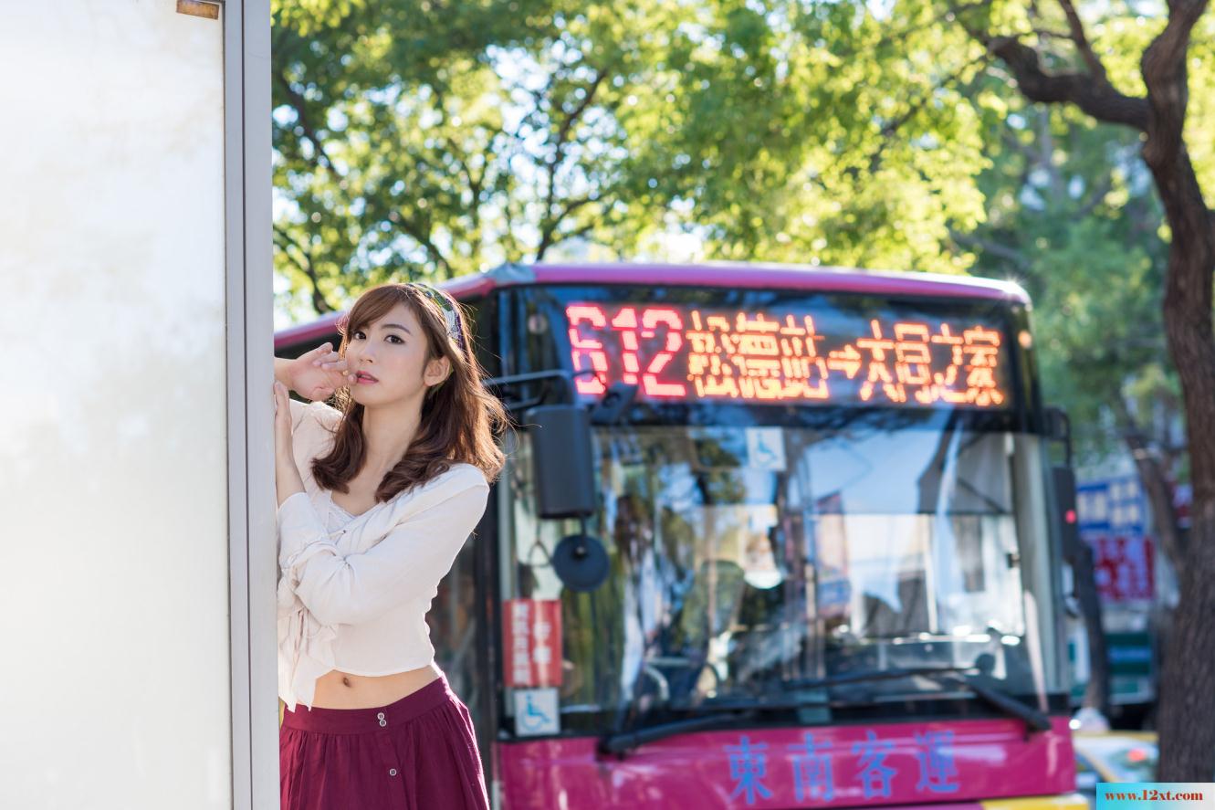 修长身材的女子还有漏背装的婚纱哦