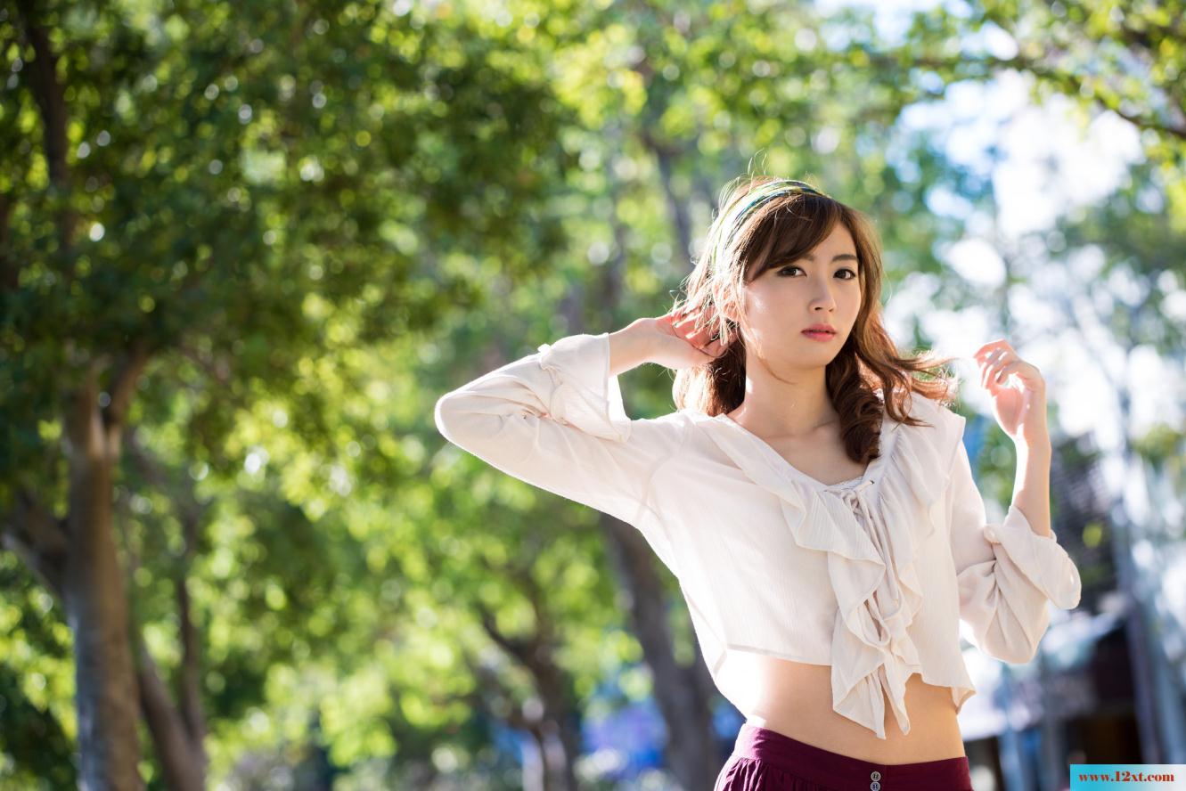 修长身材的女子还有漏背装的婚纱哦