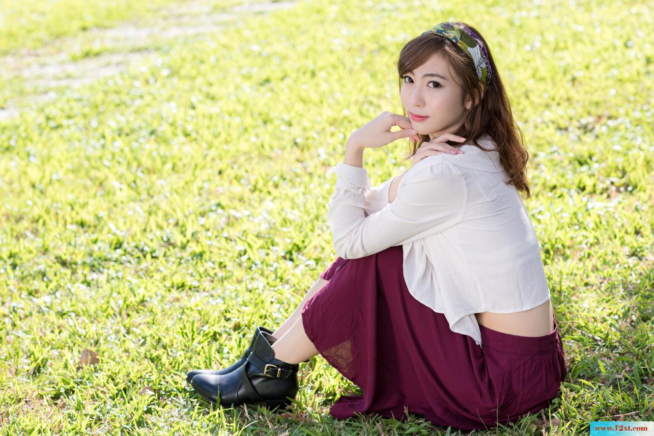 修长身材的女子还有漏背装的婚纱哦