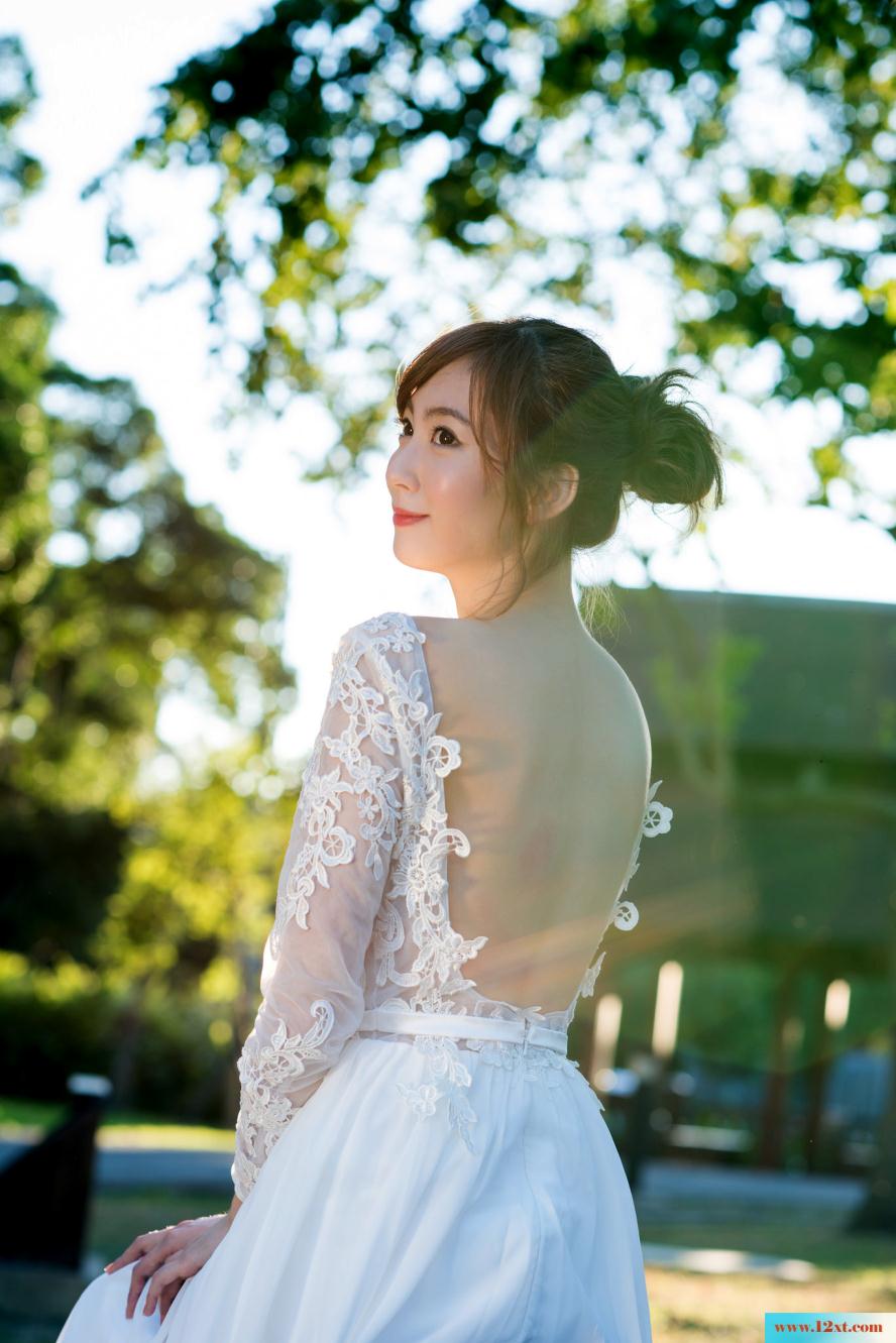 修长身材的女子还有漏背装的婚纱哦